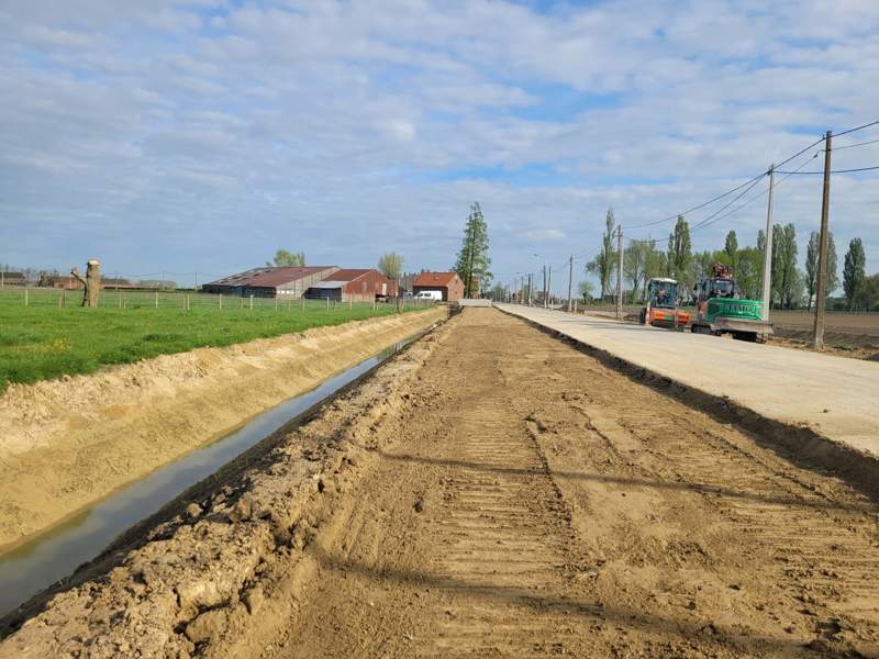 Heuvelland - nieuwe grachten voor aanleg fietspad